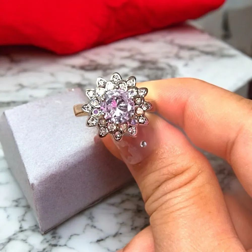 💎2/$30💎 Elegant White Stone Flower Silver Tone Ring Size 8.75
